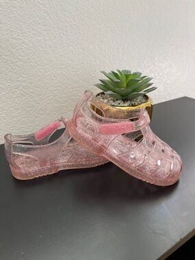 Gap Girl jelly shoes 
Size 8 
Used 
Color :Pink